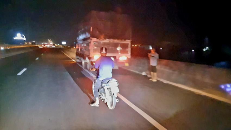 Tài xế xe cứu thương 'dìu' xe máy ra khỏi cao tốc TP.HCM - Trung Lương - 1