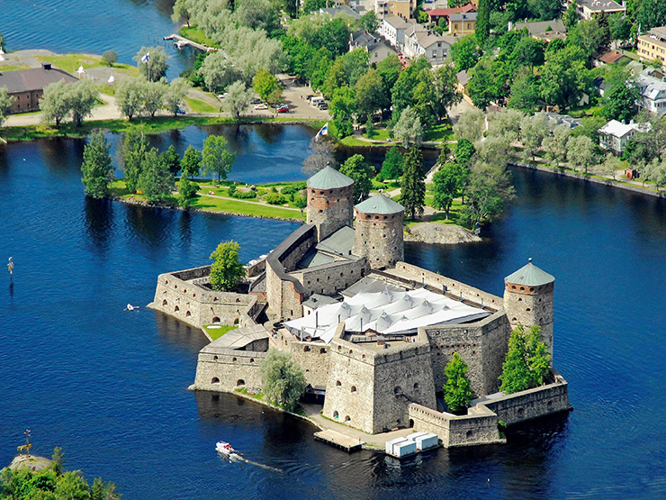 Lâu đài Thánh Olaf nằm ở Savonlinna. Lâu đài thời Trung cổ đẹp như tranh vẽ này là một địa điểm lý tưởng cho kỳ nghỉ ở Phần Lan. Nơi này được xây dựng vào năm 1475 để giám sát biên giới giữa Nga và Phần Lan. 
