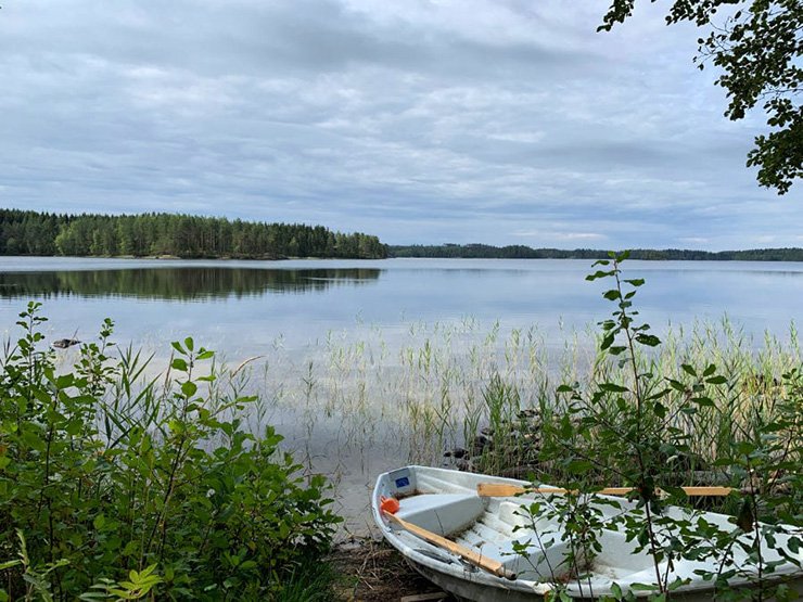 Saimaa là hồ lớn nhất ở Suomi và là hồ nước ngọt lớn thứ 4 ở châu Âu.&nbsp;Nó trải dài gần 200km, tạo thành mê cung vô tận với những hòn đảo đẹp như tranh vẽ.
