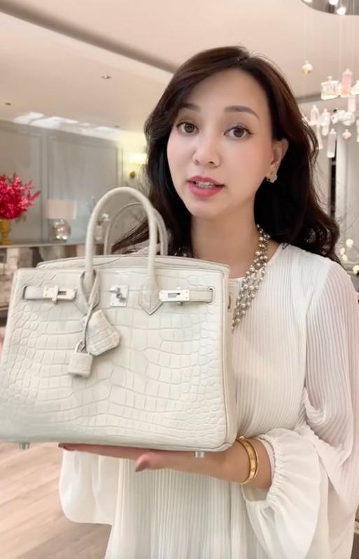 Hannah Olala từng gây chú ý khi chia sẻ mua một chiếc túi Hermès Birkin da cá sấu trắng có giá lên tới 2 tỷ đồng.