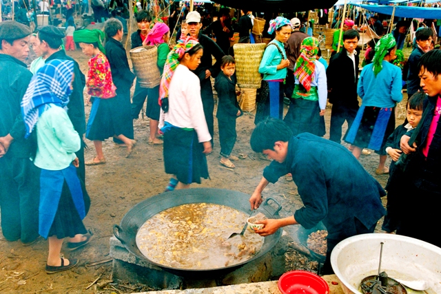 Nấu thắng cố ở chợ phiên.