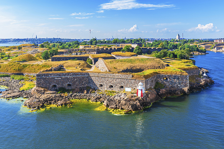 Pháo đài Suomenlinna được UNESCO công nhận là 1 trong 7 Di sản Thế giới ở&nbsp; Phần Lan. Nơi này có rất nhiều thứ để khám phá, thích hợp cho mọi lứa tuổi, bao gồm thành lũy, đường hầm, bảo tàng…
