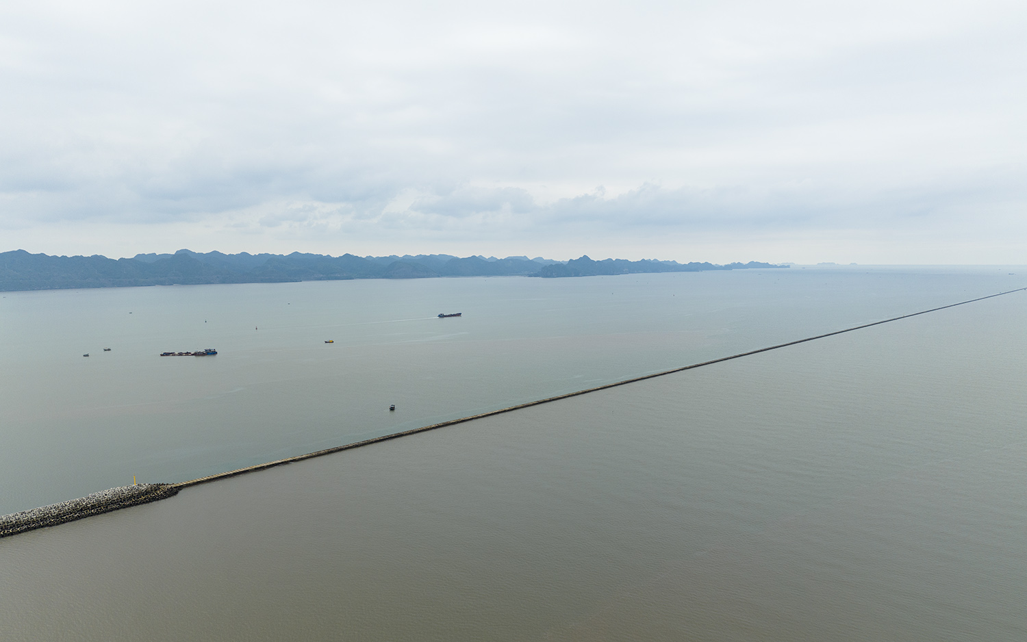 Khám phá con đường nhân tạo giữa biển dài nhất Việt Nam - 1
