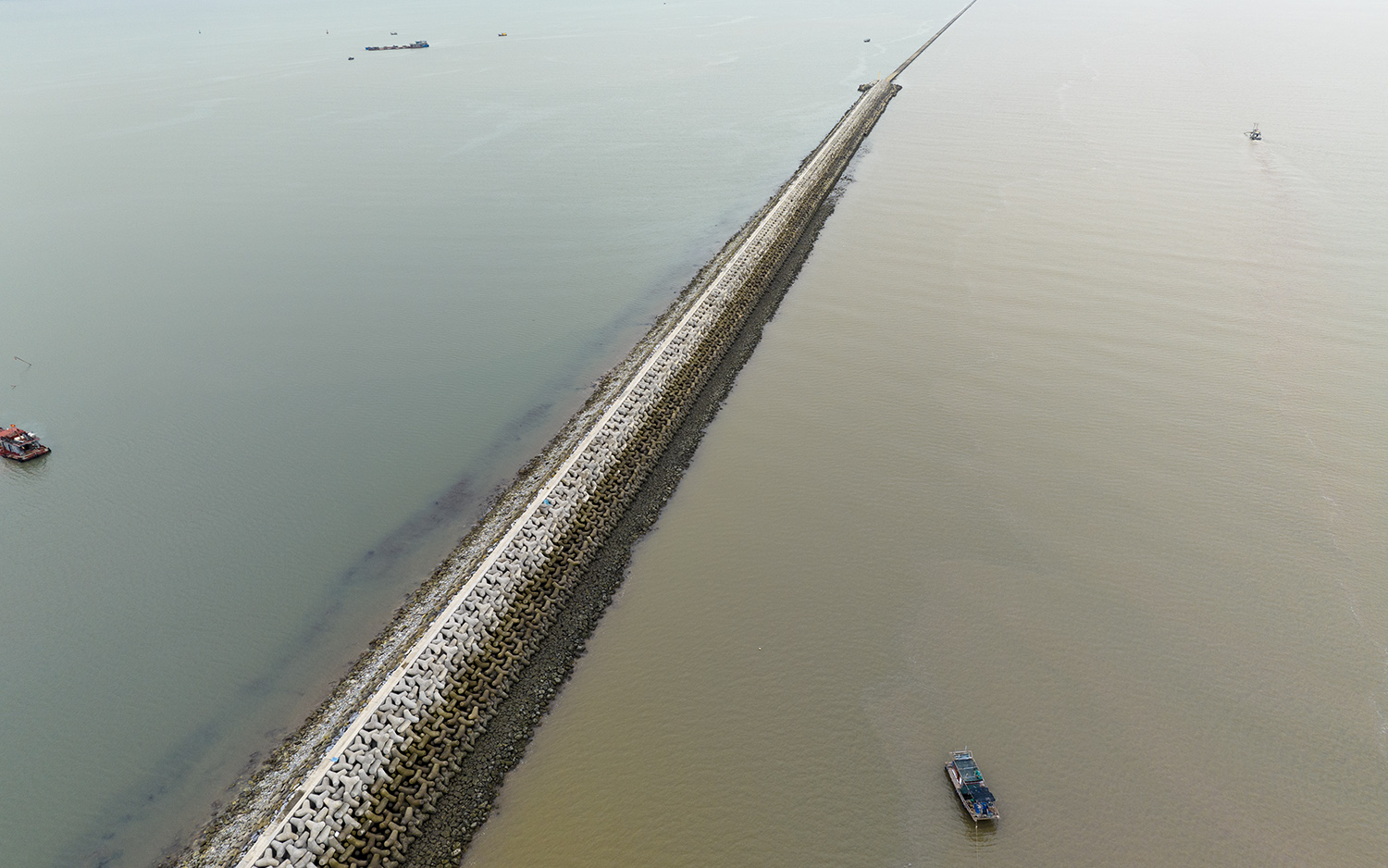 Khám phá con đường nhân tạo giữa biển dài nhất Việt Nam - 13