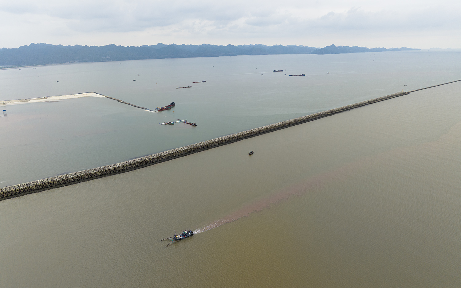 Khám phá con đường nhân tạo giữa biển dài nhất Việt Nam - 4