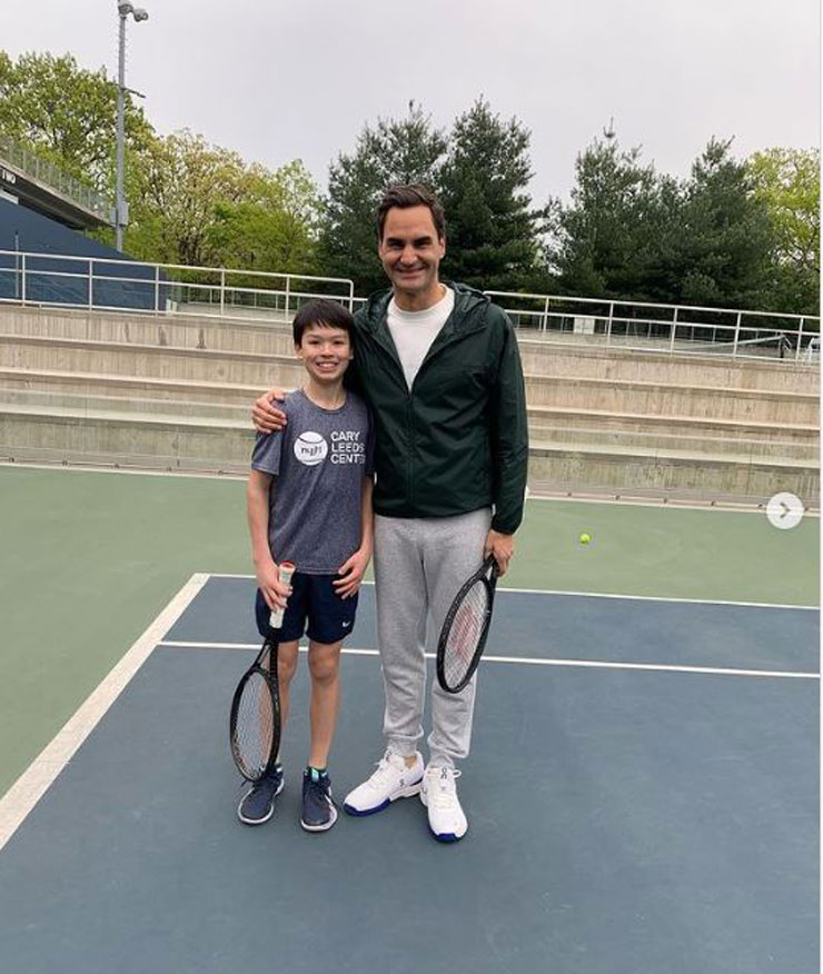 Roger Federer thi đấu giao hữu với các học viên nhí ở New York