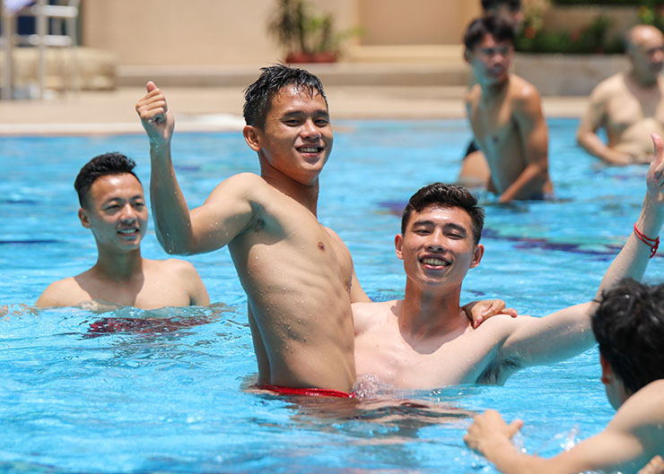 U22 Việt Nam nghỉ tập, thầy trò HLV Troussier thoải mái vui đùa ở bể bơi - 3