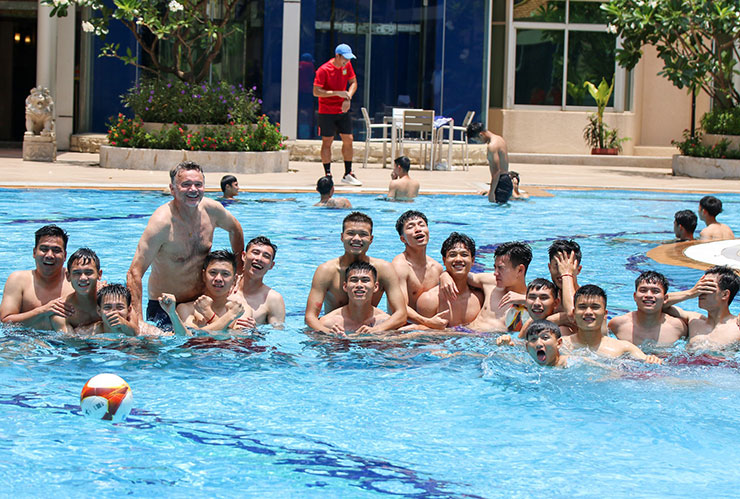 U22 Việt Nam nghỉ tập, thầy trò HLV Troussier thoải mái vui đùa ở bể bơi - 1