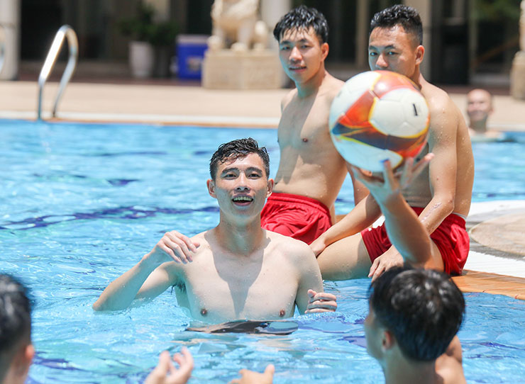 U22 Việt Nam nghỉ tập, thầy trò HLV Troussier thoải mái vui đùa ở bể bơi - 8