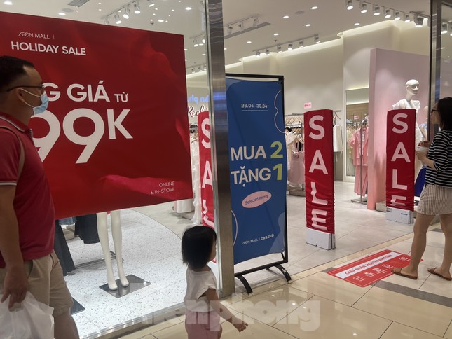 Shop thời trang đồng giá, mua 2 tặng 1 cũng chưa hấp dẫn nhiều khách hàng.