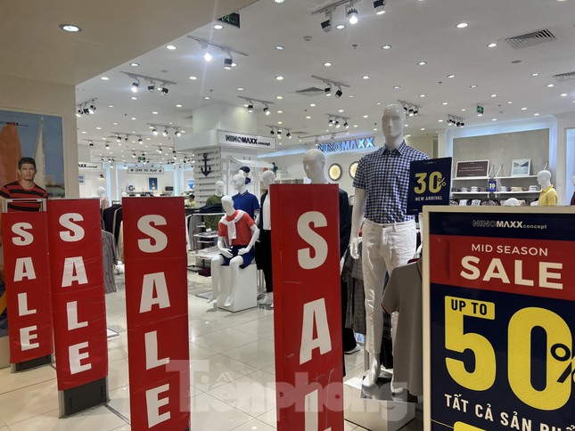 Ngày 2/5, tại nhiều Trung tâm thương mại lớn như Aeon, Takashimaya, Vincom, Vạn Hạnh mall... các cửa hàng thời trang như quần áo, túi xách, giày thể thao... đều treo bảng giảm giá đỏ rực trước cửa hàng. Theo đó, các mặt hàng đều giảm giá từ 15-50%, mua 1 tặng 1, sale đồng giá...