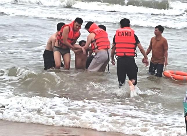 Liên tiếp cứu sống nhiều du khách đuối nước khi tắm biển tại Huế dịp nghỉ lễ - 1