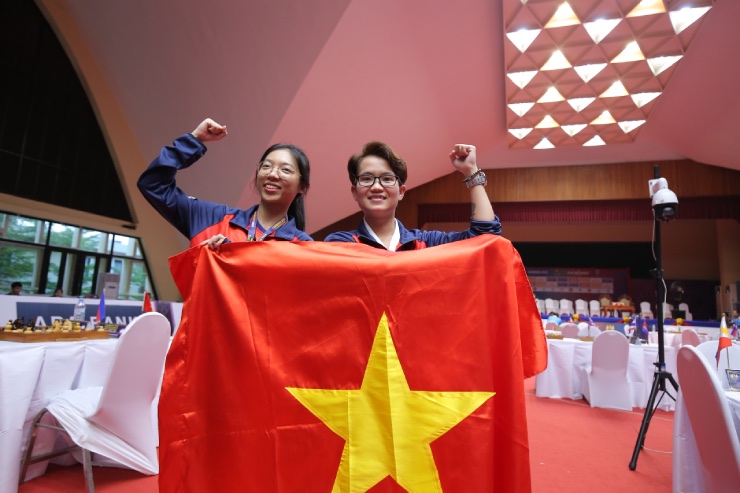 2 nữ kỳ thủ Việt Nam ngây ngất khi thắng Philippines lấy HCV SEA Games 32 - 10