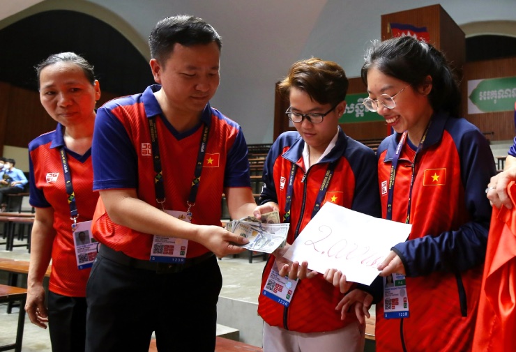 2 nữ kỳ thủ Việt Nam ngây ngất khi thắng Philippines lấy HCV SEA Games 32 - 7