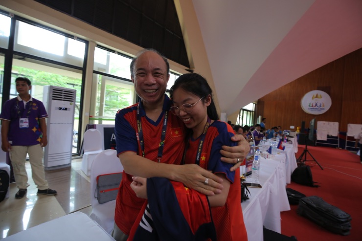 2 nữ kỳ thủ Việt Nam ngây ngất khi thắng Philippines lấy HCV SEA Games 32 - 4