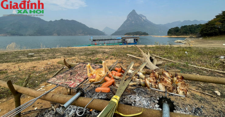 Camping bên hồ Na Hang và nướng thịt là một ý tưởng thú vị.