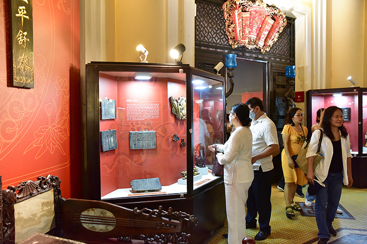 Từ ngày 25/4 - 30/6, Bảo tàng Lịch sử TP.HCM (quận 1, TP.HCM) trưng bày chuyên đề Sắc mộc - Nghệ thuật điêu khắc gỗ thời Nguyễn, từ thế kỷ 19.
