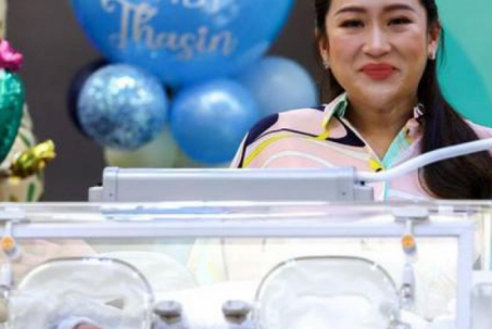 Con gái ông Thaksin "tái xuất" cùng con 2 ngày tuổi, tiếp tục tranh cử