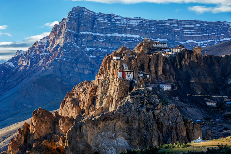 Dhankar Gompa: Nằm tít trên dãy Himalaya ở cực bắc của Ấn Độ, Dhankar Gompa tọa lạc tại một vị trí ngoạn mục trên đỉnh một mũi đá nhìn ra điểm giao nhau của sông Spiti và sông Pin. Được bao quanh bởi những đỉnh núi nổi bật và cảnh quan giống như mặt trăng, tu viện được cho là đã hơn một nghìn năm tuổi này có tầm nhìn tuyệt vời ra thung lũng, sông và núi xung quanh.
