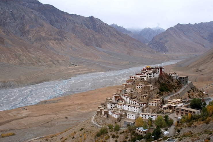 Tu viện Key: Nằm trong thung lũng Spiti xinh đẹp và hẻo lánh của Himachal Pradesh tại&nbsp;đỉnh một ngọn đồi ở độ cao 4.166m, tu viện Phật giáo Tây Tạng có tầm nhìn bao quát các thung lũng rộng lớn và những ngọn núi cao chót vót xung quanh.
