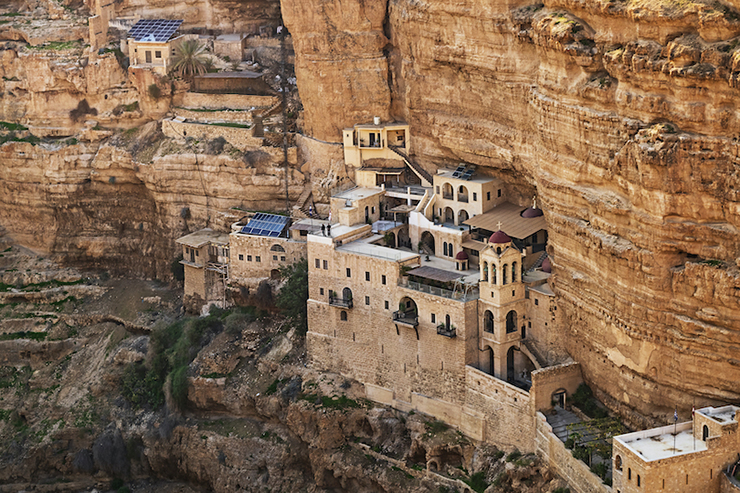 Tu viện Thánh George nằm giữa Jerusalem và Amman trong thung lũng hoang vắng thú vị của Wadi Qelt. Được xây dựng&nbsp;vào những năm 420, khu phức hợp này nằm&nbsp;bên vách đá và bạn chỉ có thể đến đây bằng cách đi bộ xuống một con đường mòn dốc và băng qua cây cầu bắc qua hẻm núi.
