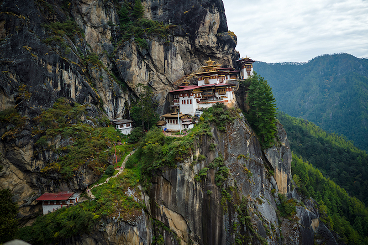 Tiger's Nest: Nằm bấp bênh trên một vách đá cao khoảng 900m so với đáy thung lũng Paro, Tiger's Nest là một trong những địa điểm linh thiêng và ngoạn mục nhất của Bhutan. Được tạo thành từ bốn ngôi đền chính&nbsp;xây dựng&nbsp;vào năm 1692, tu viện là một nơi tuyệt vời để tham quan. Du khách chỉ có thể tới khu phức hợp này&nbsp;bằng cách leo lên những bậc đá cùng cây cầu gỗ nhỏ ọp ẹp.
