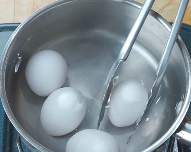 6 quả trứng gà sau khi rửa sạch bạn thả vào nước luộc tầm 10 phút. Sau đó tắt bếp và ngâm thêm 5 phút.