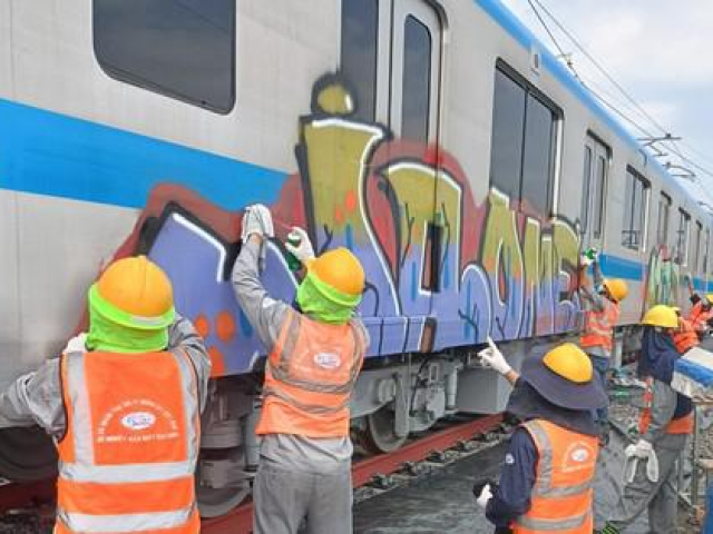 Công an vào cuộc vụ vẽ bậy trên tàu metro số 1