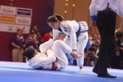 ”Cô gái vàng Campuchia” thua sốc võ sĩ Philippines, mất HCV SEA Games 32