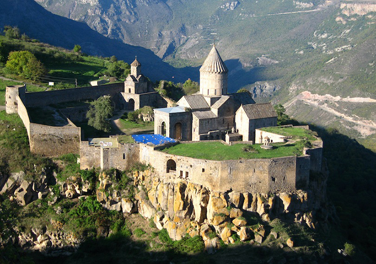 Tu viện Tatev: Nằm cao trên rìa của một cao nguyên ở phía đông nam của Armenia, Tu viện Tatev nhìn ra hẻm núi sâu bên dưới. Được xây dựng vào thế kỷ thứ 9, tu viện Tông đồ Armenia tích lũy được nhiều của cải và quyền lực. Du khách có thể đến địa điểm lịch sử này bằng cáp treo Wings of Tatev, nơi có tầm nhìn tuyệt vời ra hẻm núi tuyệt đẹp bên dưới.
