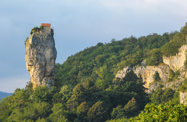 Katskhi Pillar: Katskhi Pillar là ngôi nhà nguyên khối bằng đá vôi tự nhiên với tàn tích của một ẩn thất thời trung cổ. Nằm ở phía tây Georgia, sườn dốc của ngọn tháp nhô ra khỏi phiến đá tới 40m. Trong nhiều thế kỷ, nơi đây không hề có khách viếng thăm.
