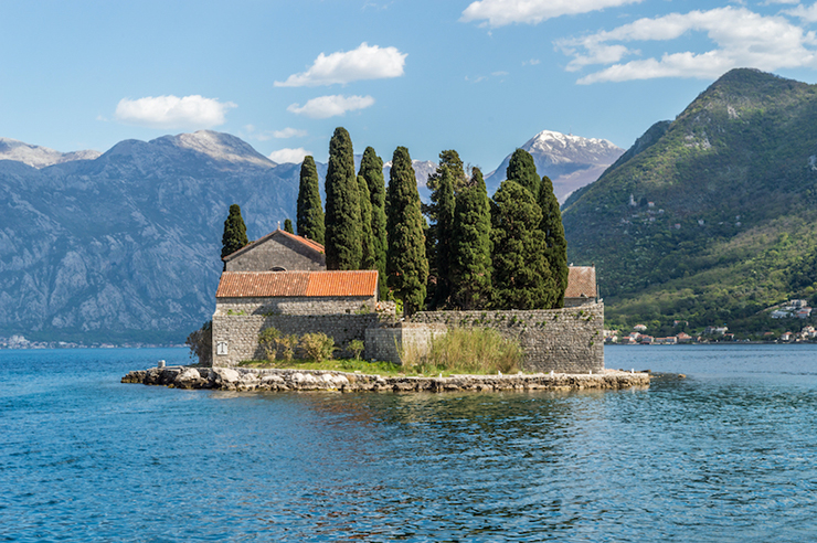 Tu viện Thánh George: Được bao quanh bởi làn nước lấp lánh của vịnh Kotor ở Montenegro, tu viện St. George nằm trên đảo nhỏ Ostrvo Sveti Dorde. Được xây dựng&nbsp;vào thế kỷ 12, tu viện Benedictine có một nhà thờ nhỏ và tu viện cũng như rất nhiều cây bách xinh xắn. Đây là một trong những điểm tham quan tự nhiên đẹp nhất của Montenegro.
