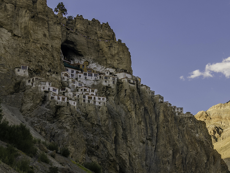 Phugtal Gompa: Nằm nép mình trong thung lũng Lungnak trên dãy Himalaya, Phugtal Gompa ở miền bắc Ấn Độ là một trong những tu viện xa xôi nhất trên Trái đất. Nhìn ra mặt nước màu ngọc lam của sông Lungnak, quần thể các tòa nhà nằm chênh vênh trên một vách đá ở vùng Ladakh, nơi du khách chỉ có thể đi bộ đến chiêm ngưỡng.
