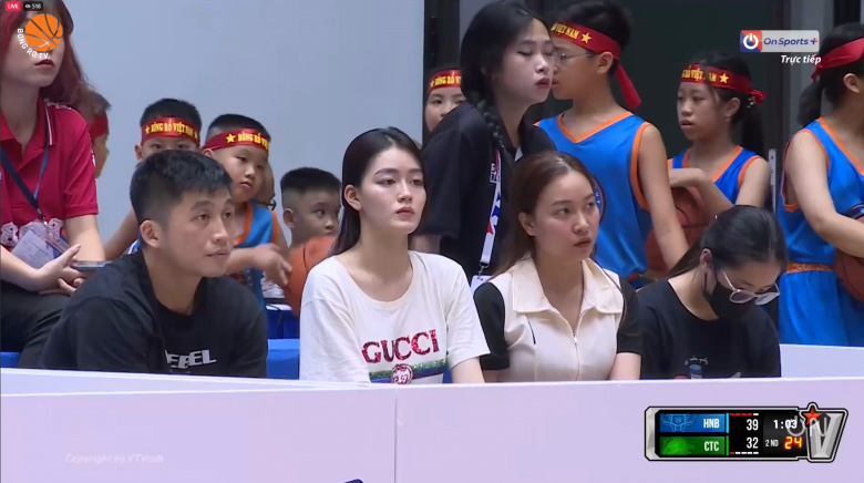 Cô gái xinh đẹp "gây sốt" khi xuất hiện trên màn hình live stream của một trận đấu bóng rổ.