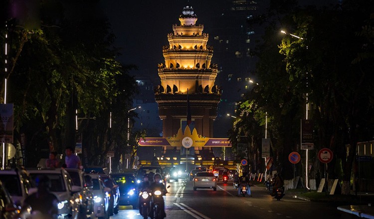 Phnom Penh lung linh trước đêm khai mạc SEA Games 32 - 2