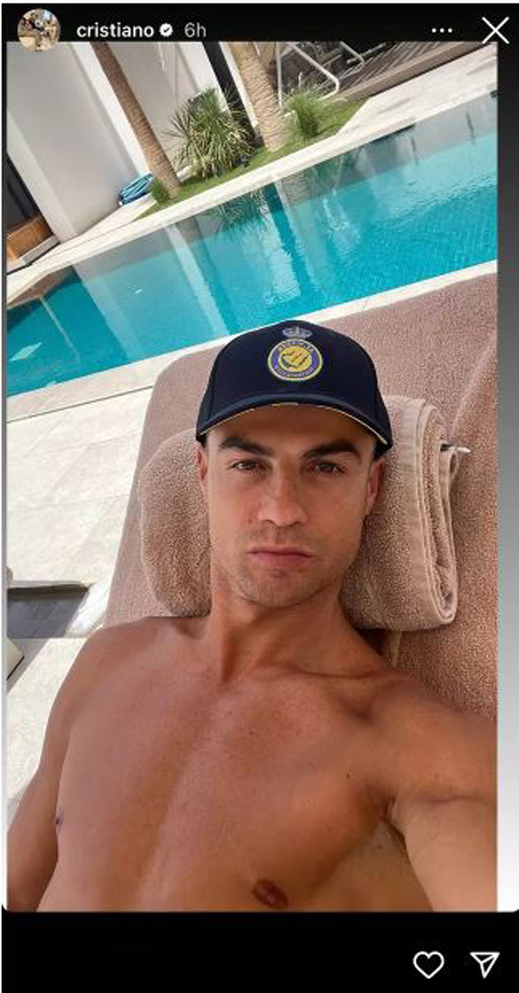 Bức ảnh khoe thân của Ronaldo trên Instagram Story hôm 3/5 ngầm muốn "chốt tương lai" với Al Nassr bị fan MU châm chọc