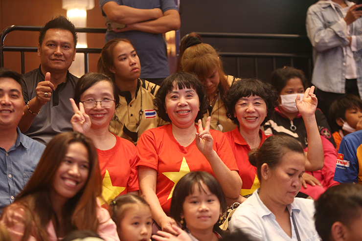 Hot girl, người Campuchia đi xem Jujitsu như đi hội, ban tổ chức “vỡ trận” - 5