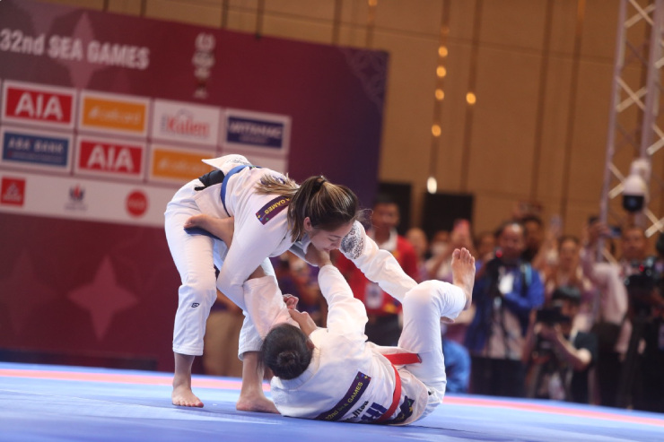 &#34;Cô gái vàng Campuchia&#34; thua sốc võ sĩ Philippines, mất HCV SEA Games 32 - 2