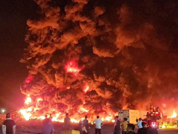 Cháy lớn thiêu rụi hàng triệu tấm phao xốp ở Vân Đồn - 1
