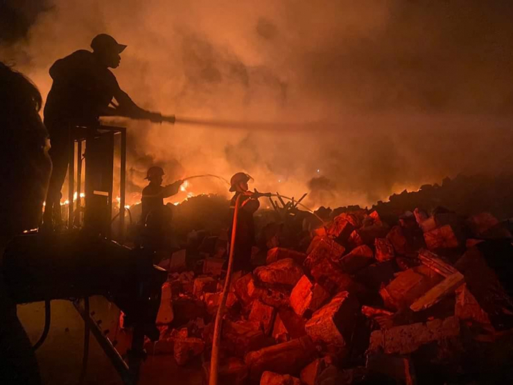 Cháy lớn thiêu rụi hàng triệu tấm phao xốp ở Vân Đồn - 2