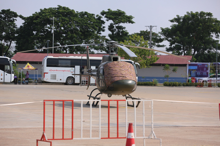 Máy bay, xe bọc thép, cảnh sát 