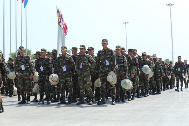 Máy bay, xe bọc thép, cảnh sát 