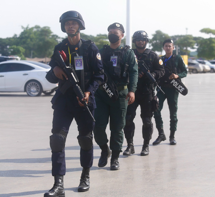 Máy bay, xe bọc thép, cảnh sát 