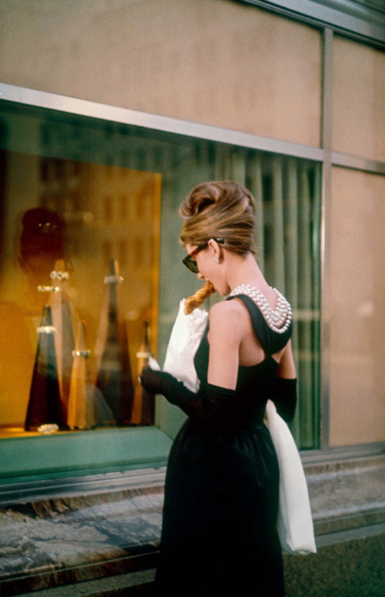 Di sản chiếc váy đen nhỏ của huyền thoại Audrey Hepburn - 3
