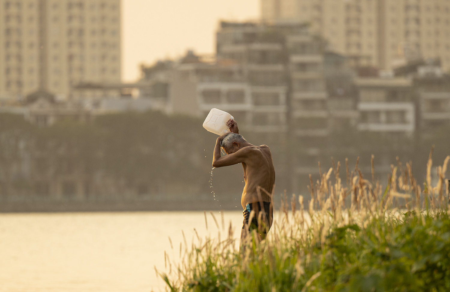 Nắng nóng, người Hà Nội đổ xô ra Hồ Tây bơi giải nhiệt - 11