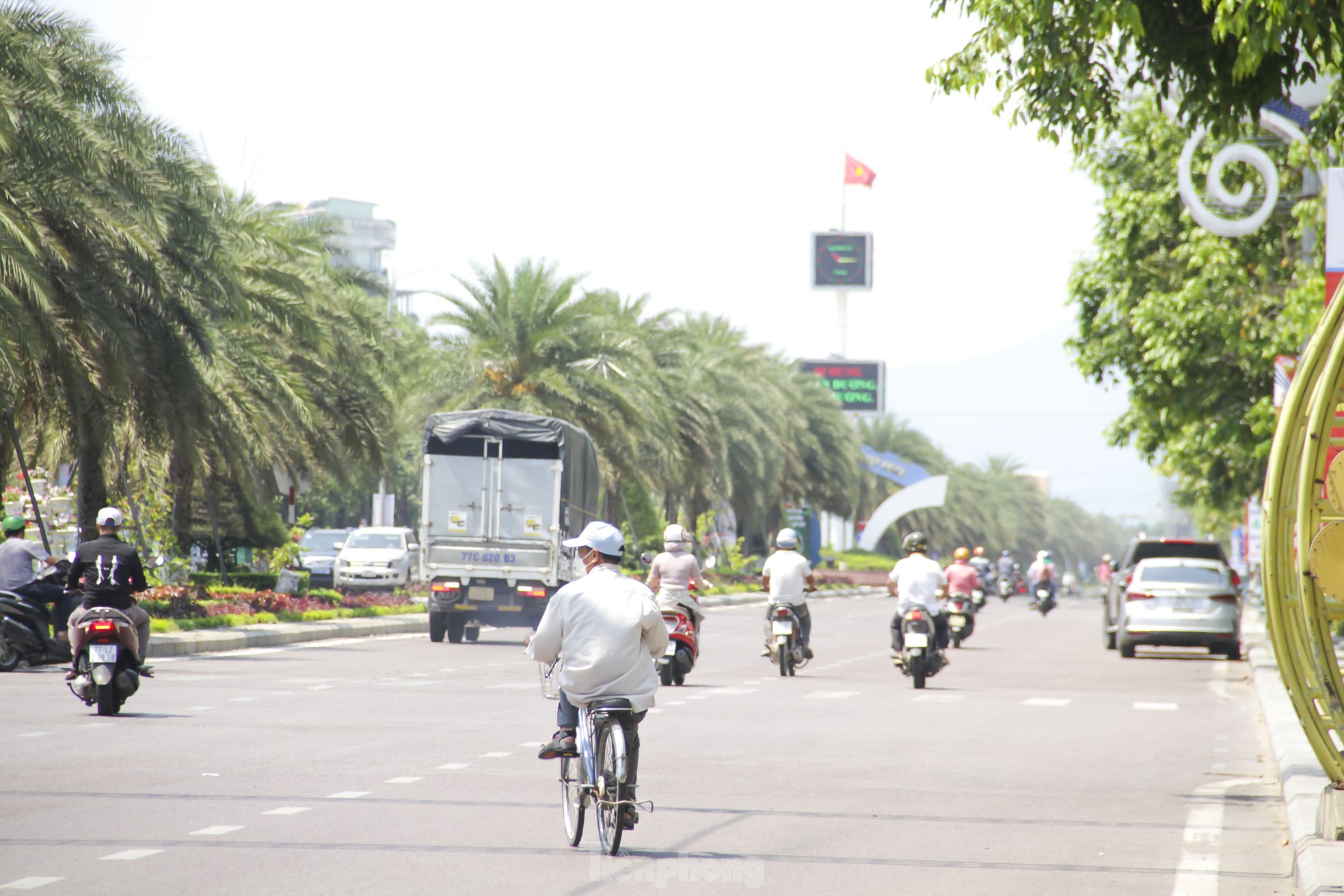 Khu vực tỉnh Bình Định những ngày qua xảy ra nắng nóng, có nơi nắng nóng gay gắt. Theo dự báo diễn biến nắng nóng trong 24 đến 48 giờ tới, khu vực Bình Định tiếp tục xảy ra nắng nóng, có nơi nắng nóng gay gắt, với nền nhiệt độ cao nhất trong ngày phổ biến từ 36-38 độ, có nơi trên 39 độ. Ảnh: Trương Định