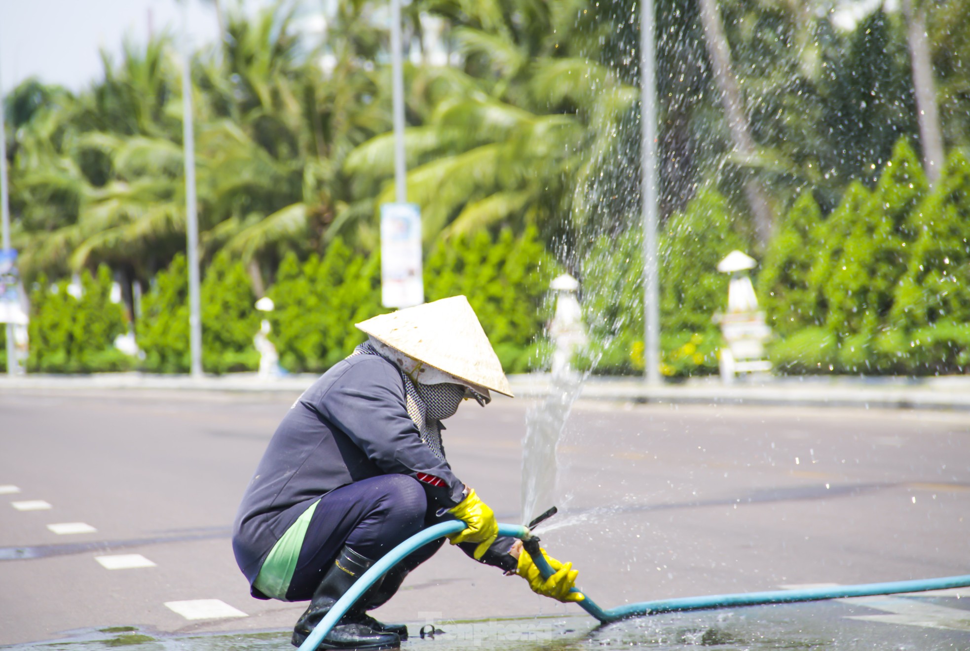 Công nhân môi trường làm việc dưới cái nắng nóng oi bức. Ảnh: Trương Định