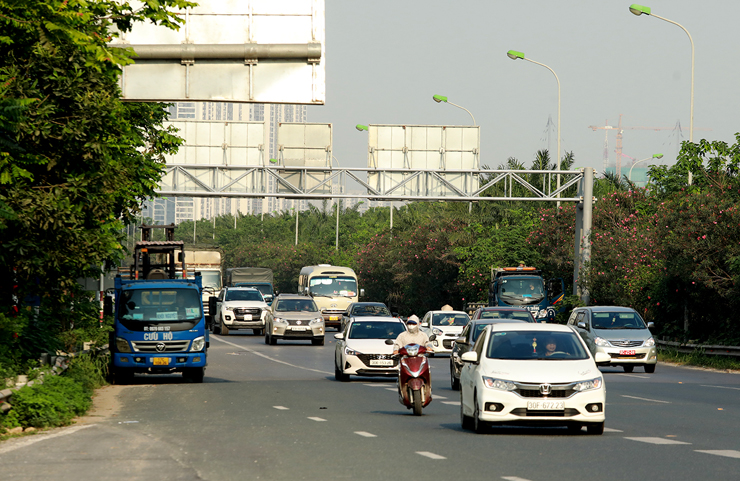 Nhiều người còn luồn lách, phóng nhanh vượt ẩu giữa đường cao tốc.
