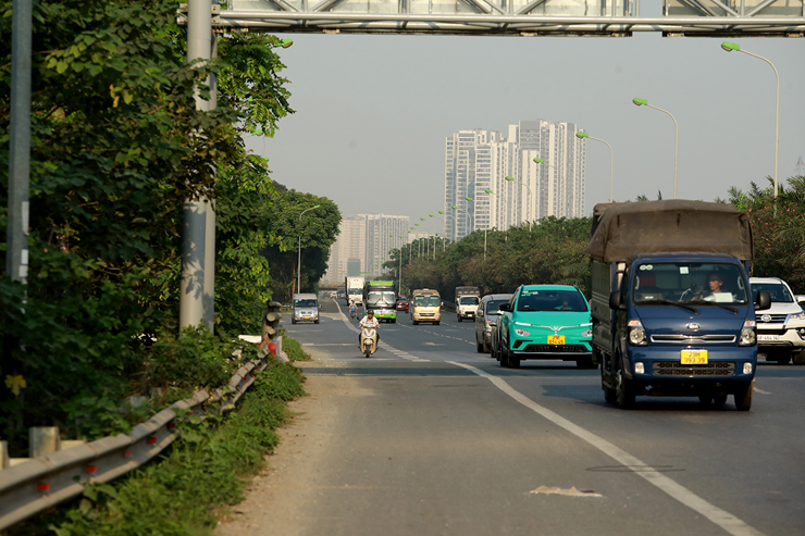 Đại lộ Thăng Long có&nbsp;đặt biển cấm tại những điểm vào đường cao tốc nhưng rất nhiều người vẫn bất chấp nguy hiểm đi xe máy vào.
