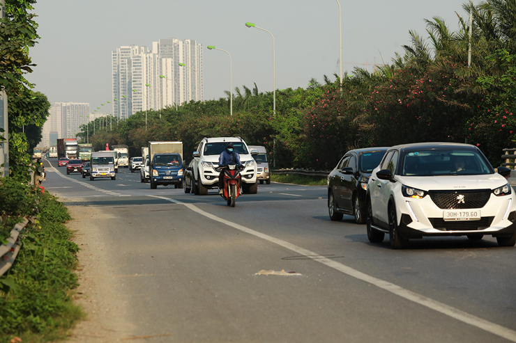 Dù lực lượng CSGT đã xử phạt nhiều phương tiện vi phạm, cũng đã có&nbsp;nhiều người tử vong do đi xe máy vào cao tốc&nbsp;nhưng nhiều người vẫn&nbsp;đi xe máy&nbsp;với tốc độ cao trong làn đường dành riêng cho xe ô tô.
